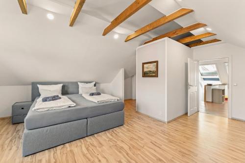 1 dormitorio con 1 cama en una habitación con suelo de madera en Kanalufer-Oase in Eilsum, en Krummhörn