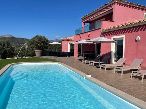 une piscine devant une maison dans l'établissement Maison Rouge, à Cargèse
