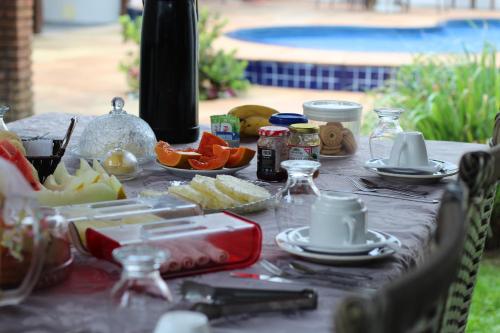 una mesa de picnic con comida encima en Pousada Sossego do Pirata, en Arraial d'Ajuda