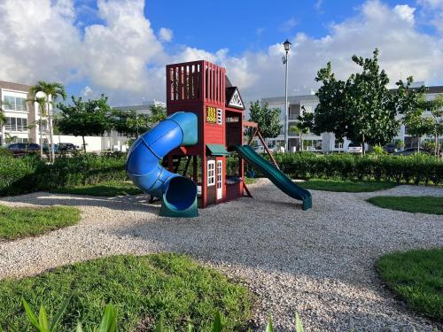 Herní místnost nebo prostor pro děti v ubytování Departamento acogedor 3 Recamaras en Cancún