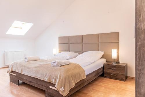 - une chambre avec un grand lit et une grande tête de lit dans l'établissement Spacious 2BR Apt Great Location - Near Schönbrunn, à Vienne