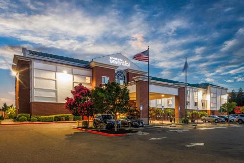 a hotel with an american flag in a parking lot at Sonesta Essential Vacaville Napa Valley in Vacaville