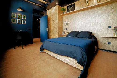 Un dormitorio con una cama azul y un escritorio. en SUPER Central - Deep Blue, en Funchal