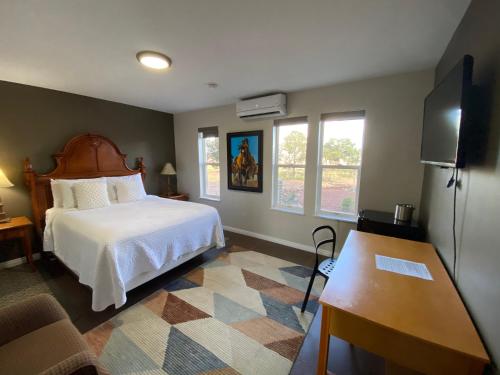 Postel nebo postele na pokoji v ubytování SkyRidge Inn