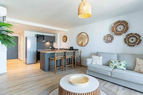 sala de estar con sofá y cocina en Orient Bay - Superbe duplex T2 - Ciel en Mer, en Saint Martin