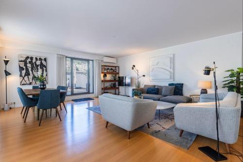 Panorama - Luxurious 4BDR Penthouse by LovelyStay