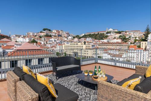 einen möblierten Balkon mit Stadtblick in der Unterkunft LovelyStay - Breathtaking Panorama - Luxurious Penthouse! in Lissabon