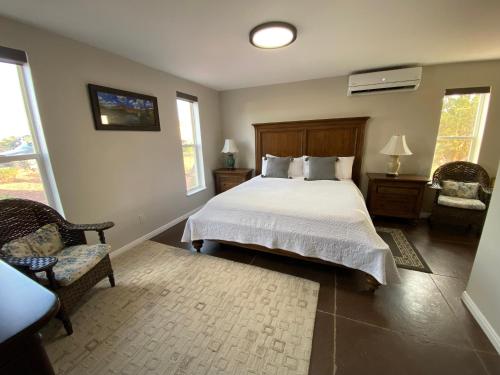 Postel nebo postele na pokoji v ubytování SkyRidge Inn