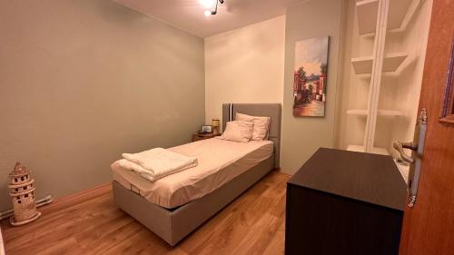 een kleine slaapkamer met een bed en een bureau bij Business & LongStay Apartment - WorkDesk - Pendik Marina - Metro - SAW in Istanbul