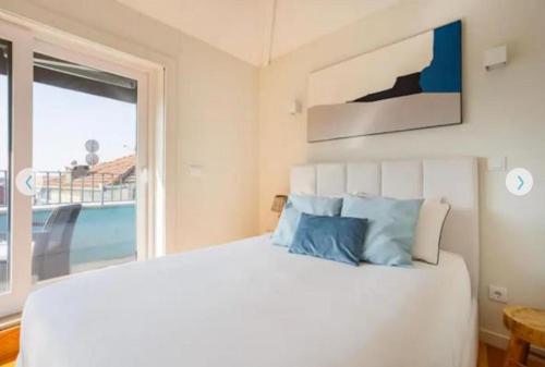 a bedroom with a large white bed and a window at Porto Pool Spot in Porto