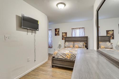 um quarto com uma cama e uma televisão de ecrã plano em Wilmington Home about 28 Mi to Downtown Philadelphia! em Wilmington