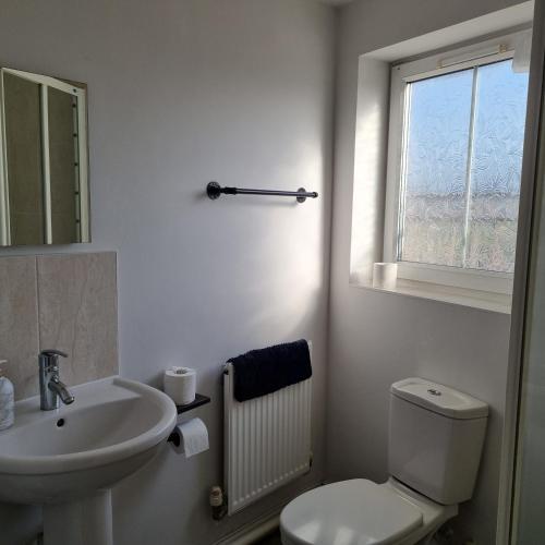 Un baño de Sea Escape The Tardiis Beachfront location Aberavon beach Sea Views Driveway parking