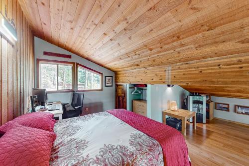 1 dormitorio con cama y techo de madera en Lost Trail 101, en Whitefish