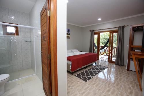 1 dormitorio con 1 cama y baño con ducha en Pousada e Restaurante Paraíso Natural en Jijoca de Jericoacoara