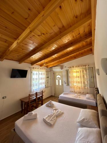 Ένα ή περισσότερα κρεβάτια σε δωμάτιο στο Hotel Vila Andi