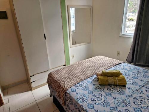 1 dormitorio con cama, espejo y ventana en Nice 2 bedrooms Copacabana, en Río de Janeiro