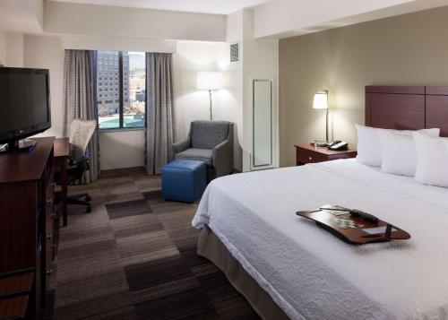 Habitación de hotel con cama y TV en Hampton Inn & Suites Boise-Downtown, en Boise