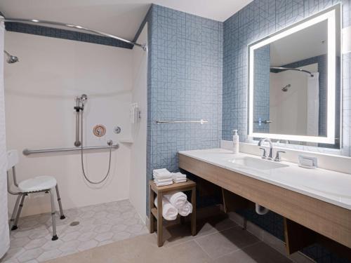 ein Bad mit einem Waschbecken und einer Dusche in der Unterkunft Homewood Suites by Hilton Columbia, SC in Columbia