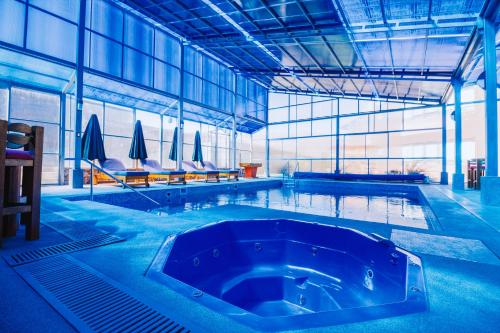 una gran piscina con bañera azul en Life Hotel Valle Sagrado, en Urubamba