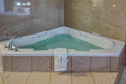 e bagno con vasca riempita di acqua verde. di Hampton Inn & Suites Corsicana a Corsicana