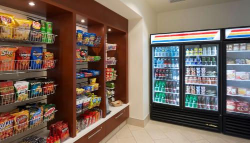 Supermarket nebo jiné obchody v  hotelu nebo okolí