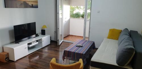 TV a/nebo společenská místnost v ubytování Yellow apartment, central Podgorica
