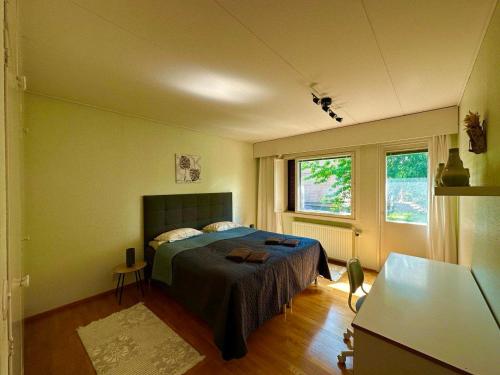 um quarto com uma cama, uma secretária e uma janela em Miramar Mariehamn Åland em Mariehamn