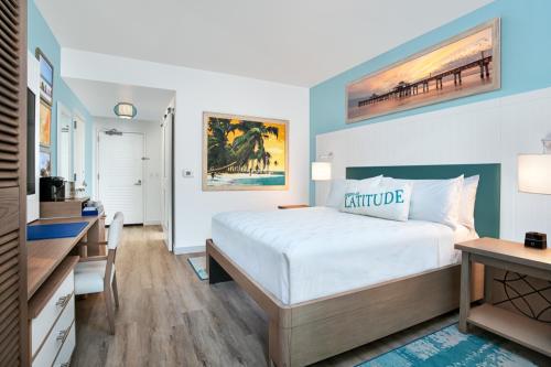 ein Schlafzimmer mit einem großen Bett und einem Schreibtisch in der Unterkunft Margaritaville Beach Resort Ft Myers Beach in Fort Myers Beach