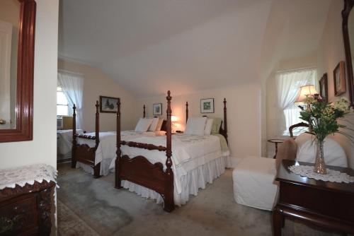 A bed or beds in a room at 1842 Bed & Breakfast