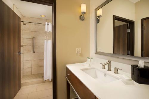 W łazience znajduje się umywalka i prysznic. w obiekcie Homewood Suites by Hilton Midland w mieście Midland