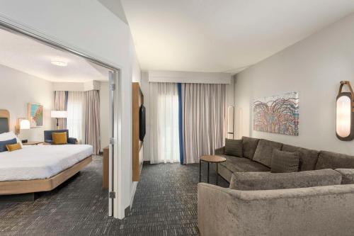 um quarto de hotel com uma cama e um sofá em Homewood Suites by Hilton New Orleans em Nova Orleans