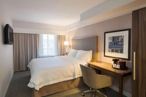 Habitación de hotel con cama y escritorio en Hampton Inn Madison Square Garden en Nueva York