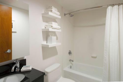 Un baño con inodoro, lavabo y ducha. en Hampton Inn Madison Square Garden, en Nueva York