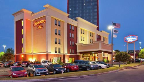 a hotel with cars parked in a parking lot at Hampton Inn Oklahoma City Northwest in Oklahoma City