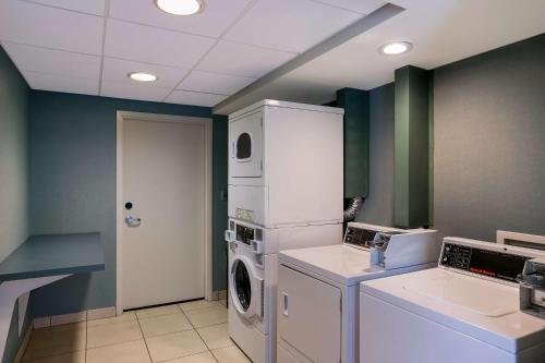 a laundry room with a washer and dryer at Hampton Inn & Suites Wilmington Christiana in Newark