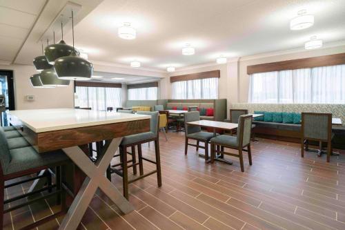 a dining room with a table and chairs at Hampton Inn St. Louis - Westport in Maryland Heights