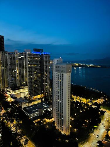 una vista aérea de una ciudad por la noche en Mansion One l 6pax 2R1B l Seaview l Gleneagle l by PerfectSweetHome, en George Town
