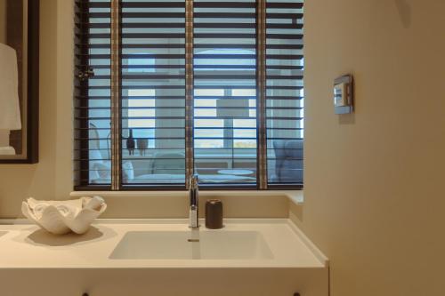 a bathroom with a sink and a window at Strandhotel Ostende in Ahlbeck