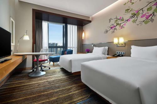 Postel nebo postele na pokoji v ubytování Hilton Garden Inn Shenzhen Bao'an