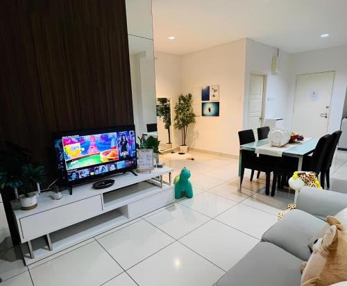 Una televisión o centro de entretenimiento en Mansion One l 6pax 2R1B l Seaview l Gleneagle l by PerfectSweetHome