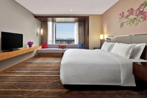 Μια τηλεόραση ή/και κέντρο ψυχαγωγίας στο Hilton Garden Inn Shenzhen Bao'an