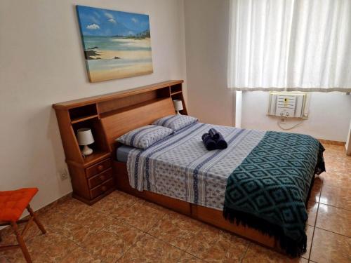 1 dormitorio con 1 cama y 1 silla en Very close to Copacabana beach!, en Río de Janeiro