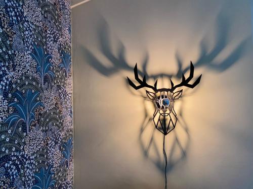 a shadow of a reindeer head on a wall at Gastenverblijf in rustige groene omgeving - Kievit Leuvenheim in Leuvenheim