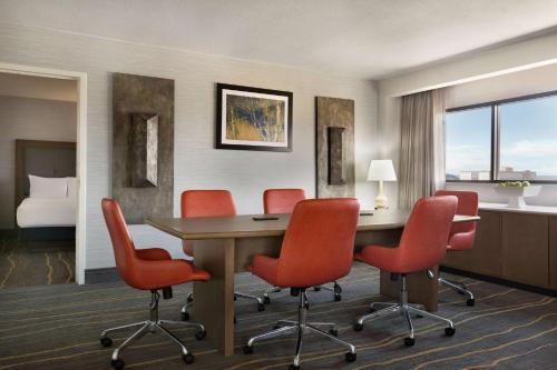 Un lugar para sentarse en DoubleTree by Hilton Hotel Albuquerque