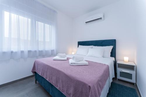 Ένα ή περισσότερα κρεβάτια σε δωμάτιο στο Sunrise & Sunset Apartmani - Self Check In