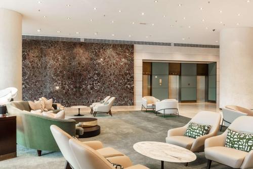 een lobby van een hotel met stoelen en tafels bij Hilton Amsterdam in Amsterdam
