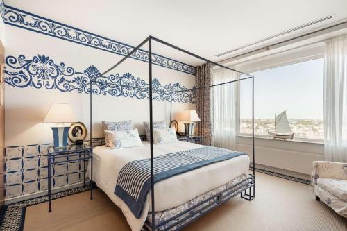 une chambre avec un lit à baldaquin et une fenêtre dans l'établissement Hilton Amsterdam, à Amsterdam