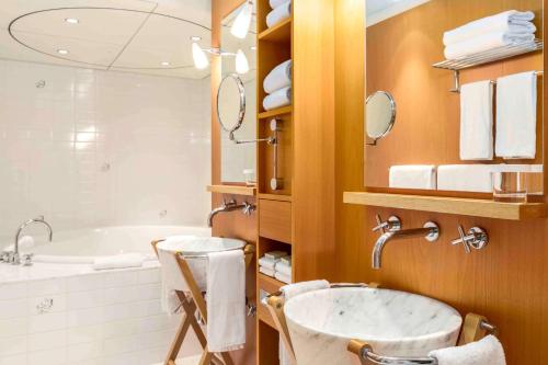 une salle de bain avec une baignoire et un lavabo dans l'établissement Hilton Amsterdam, à Amsterdam