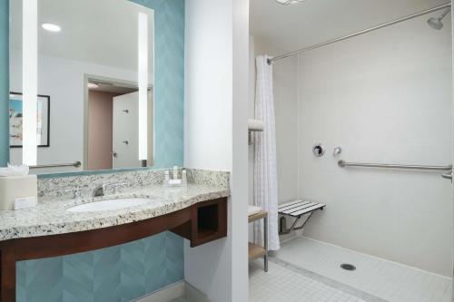 La salle de bains est pourvue d'un lavabo et d'une douche. dans l'établissement Hilton Garden Inn Atlanta Midtown, à Atlanta