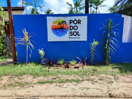 Una pared azul con un cartel que lee para vender en Pousada Pôr do Sol, en Barra Grande